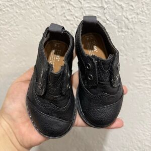 TOMS Toddler chukka Boots all black size T4